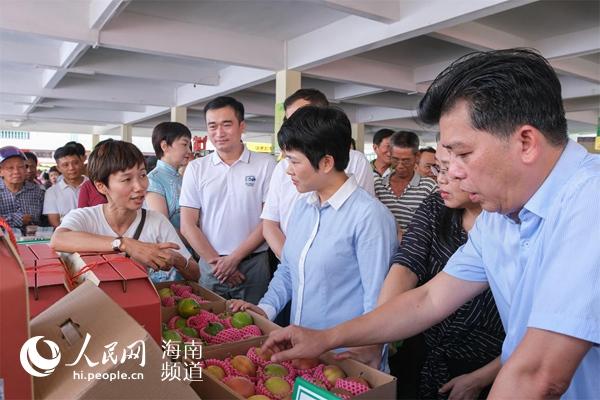 瓊海市委書記何瓊妹一行巡館 了解相關農產品生產銷售情況